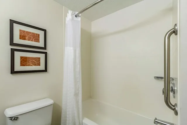 غرفة قياسية بسرير كينج مع أريكة، Comfort Inn Independence - Cleveland 5/6