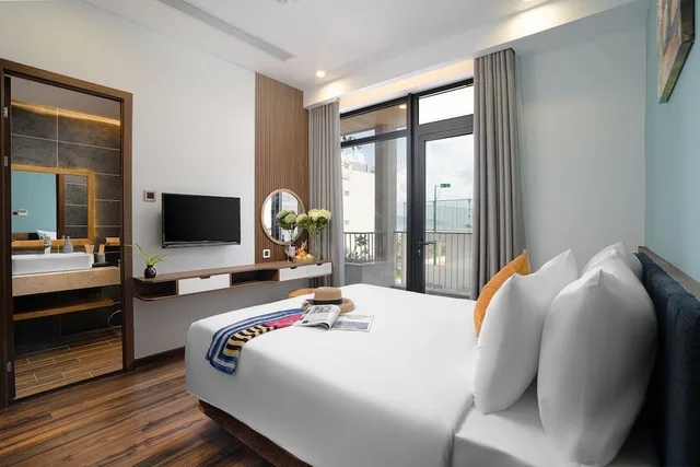 2 Bedrooms, Apartment, Twin Beds, King Bed, Partial Ocean View, Chi House Danang 1/2