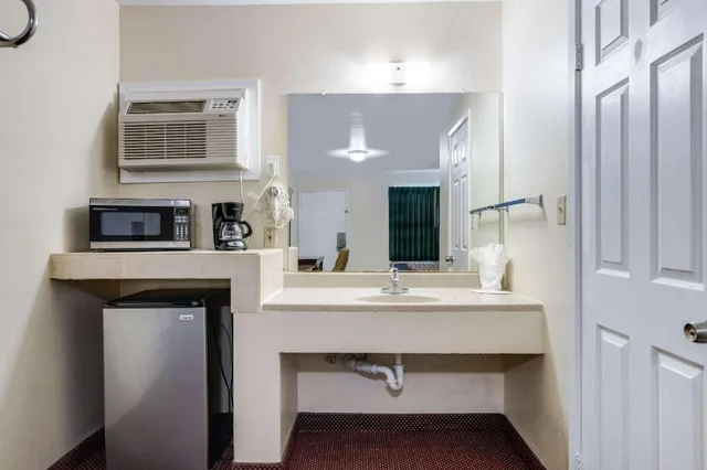 Room, King Bed, Smoking, Rodeway Inn & Suites Blythe I-10, CA 3/3