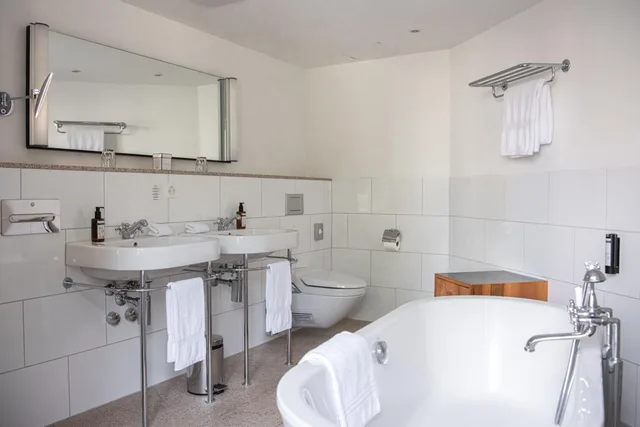 جناح جونيور، Hotel Saratz 10/10