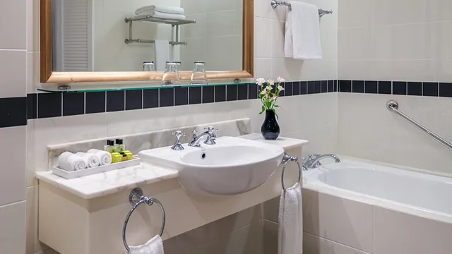 غرفة بسرير مزدوج بإطلالة على الحديقة، Intercontinental Sanctuary Cove 2/3