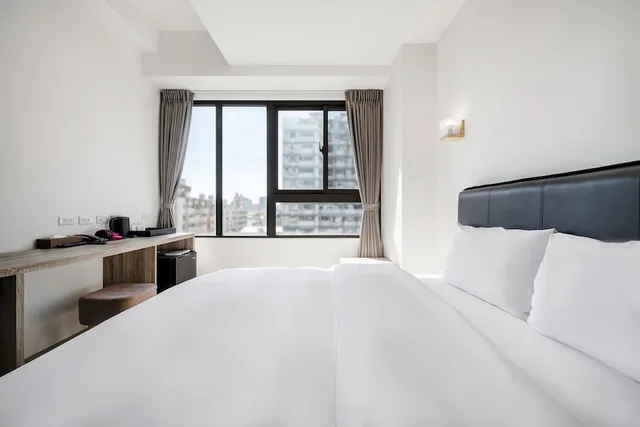 غرفة قياسية بسرير كوين، H Inn 3/10