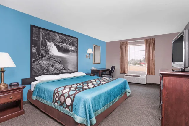غرفة قياسية بسرير كينج للمدخنين، Super 8 by Wyndham Rainsville 1/5