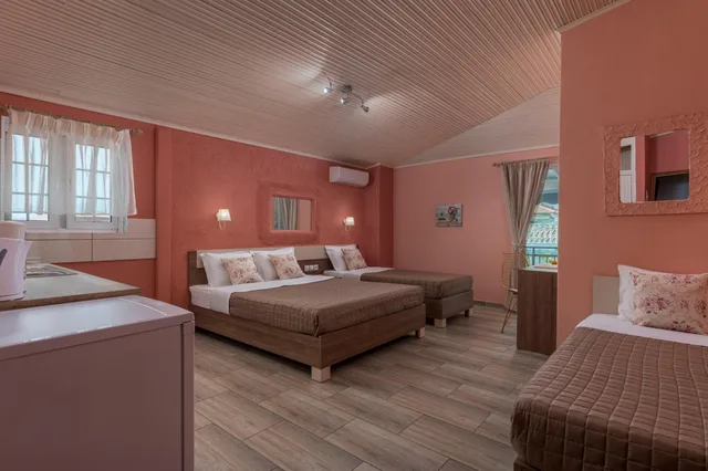 غرفة فاخرة رباعية، Ouzas Hotel 1/10
