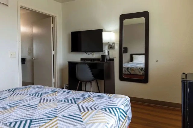 غرفة قياسية بسرير كوين، Motel6 Lufkin, TX 2/9