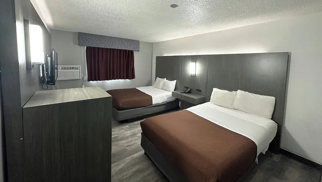 غرفة بسريرين مزدوجين، Magnuson Hotel Fort Wayne North Coliseum 8/10