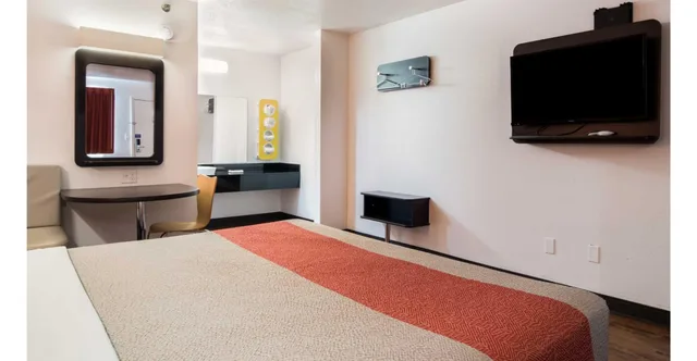 غرفة بسرير كينج لغير المدخنين، Motel6 Bremen, GA 1/3