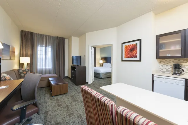 جناح بسرير كوين بغرفة نوم واحدة بمطبخ، Staybridge Suites Chicago Oakbrook Terrace 5/9