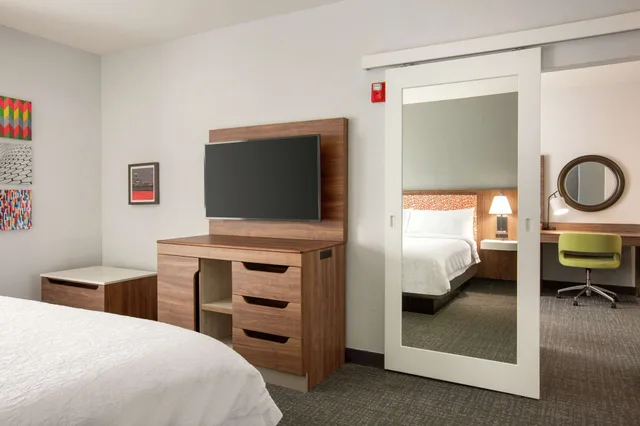 غرفة بسرير كينج لذوي الإعاقة، Hampton Inn & Suites Houston-Cypress Station 1/3