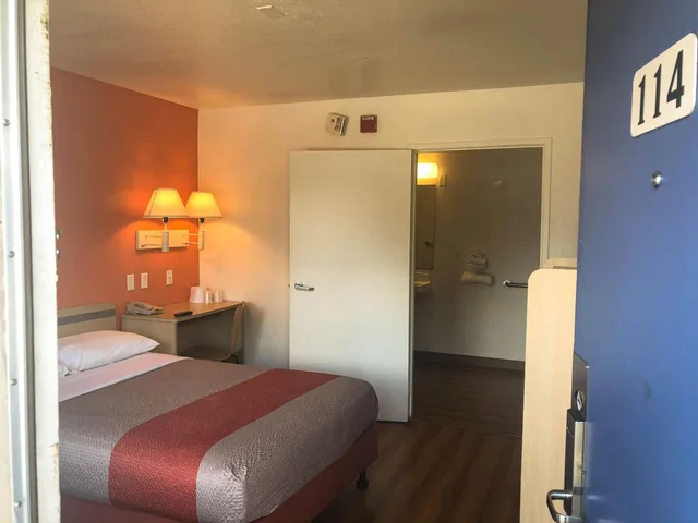 1 Full Bed - Micfridge, Motel6 Jacksonville, FL - Orange Park 6/10