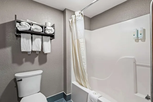 Room, 2 Queen Beds, Quality Inn & Suites Biloxi - Ocean Springs 5/5