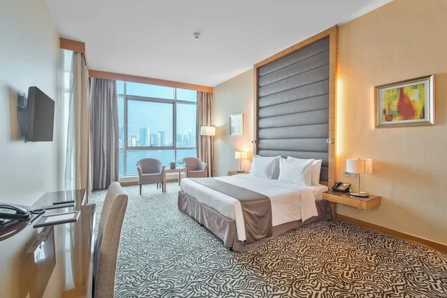 Room, King Bed, Lagoon View، Copthorne Hotel Sharjah 5/7