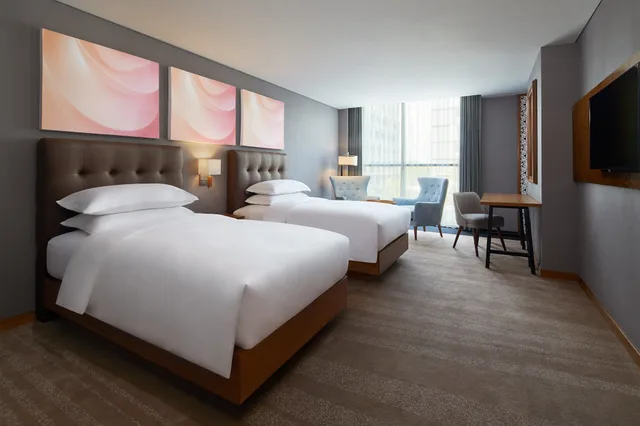 غرفة بسريرين منفصلين بإطلالة على المسبح، Four Points By Sheraton Balikpapan 1/3