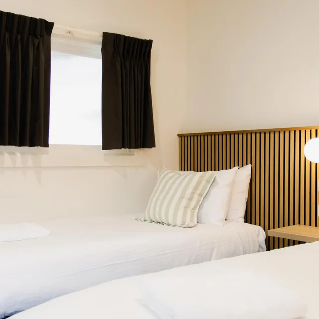 Deluxe, Queen Bed, High Street Motel 2/3