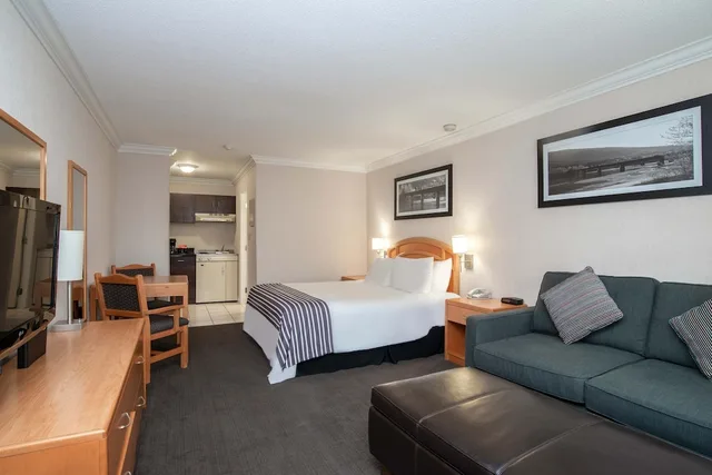 Studio, King Bed, Sofa, Kitchenette, Sandman Hotel Revelstoke 2/4