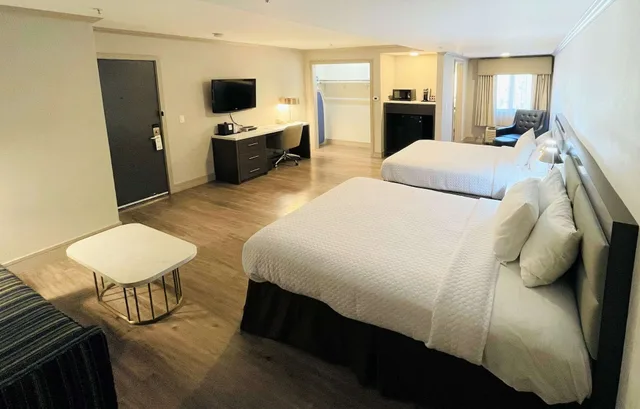 غرفة قياسية بسريرين كوين مع أريكة، Best Western Plus Executive Suites 8/10