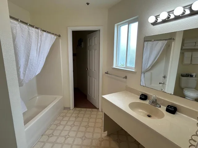 غرفة قياسية ثلاثية، Bayview Inn 7/8