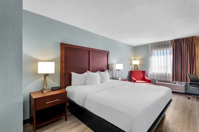 Room, Double Bed, Quality Inn Waverly IA 6/9