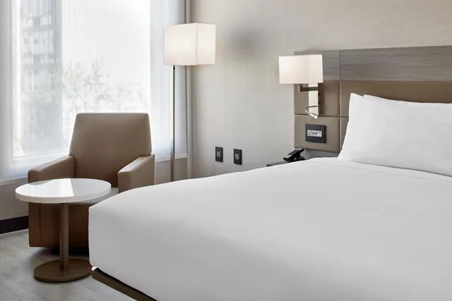 غرفة قياسية بسرير كينج مع أريكة بحوض استحمام لذوي الإعاقة، Ac Hotel By Marriott Sacramento 5/10