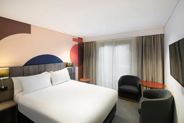 غرفة ديلوكس بسرير كينج وسرير كوين بشرفة، ibis Styles Sydney Central 2/8