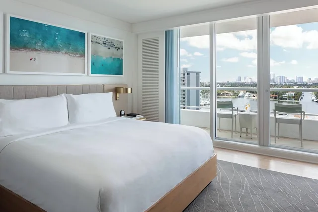 غرفة كلوب بسرير كينج بإطلالة مع أريكة، The Ritz Carlton Fort Lauderdale 1/4