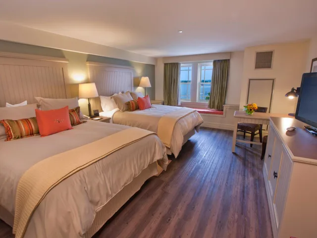 غرفة بسريرين كوين بإطلالة على النهر، 1000 Islands Harbor Hotel 1/2