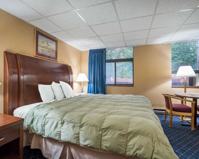 غرفة بسرير كينج، Econo Lodge Manchester, NH 1/3