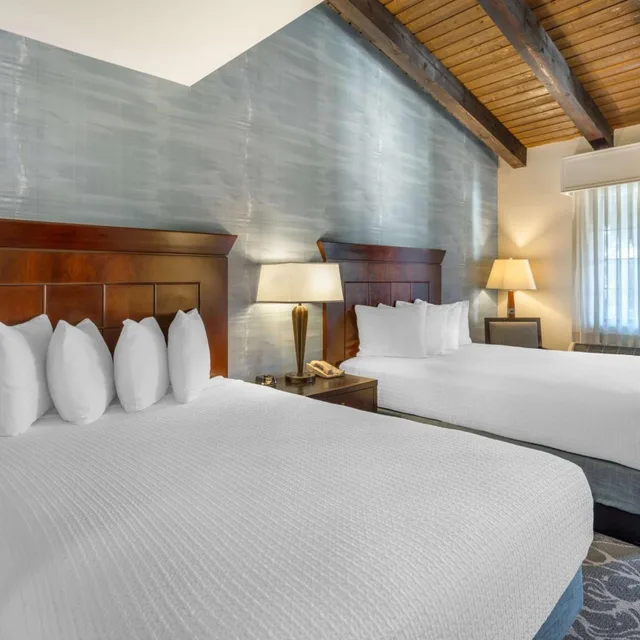 غرفة بسريرين كوين بإطلالة على الفناء، Best Western Plus Carpinteria Inn 3/10