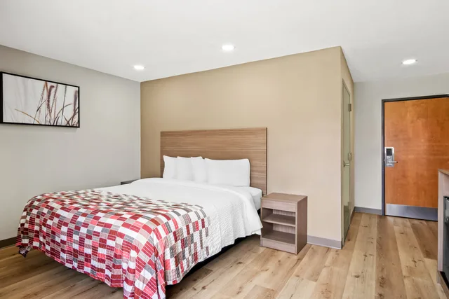 Deluxe, King Bed, Accessible, Regency Inn & Suites DFW 2/5