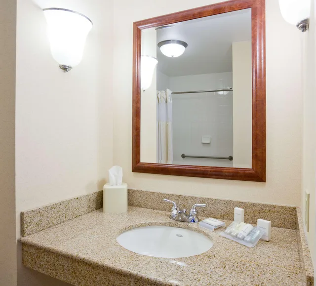 غرفة بسرير كينج بغرفة نوم واحدة لذوي الإعاقة، Hilton Garden Inn Madison West Middleton 2/4