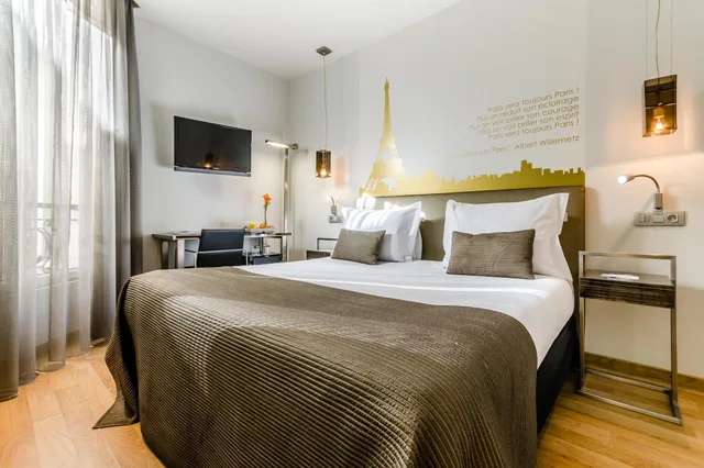 Room, Queen Bed, Exe Panorama 1/2