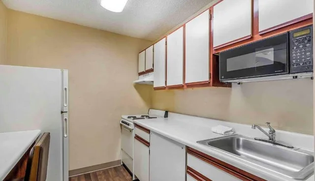 1 Queen Bed - Mobil Access Tub Nsmk Kitchen، Studio 6 Extended stay Florence, KY - Meijer Dr./Cincinnati 9/10