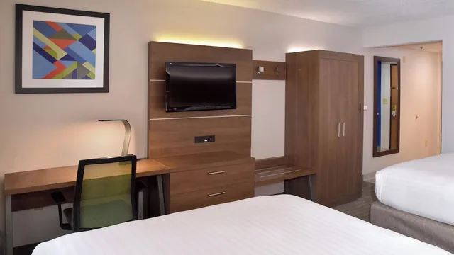 Standard, 2 Queen Beds, Holiday Inn Express Mount Pleasant Scottdale 1/4