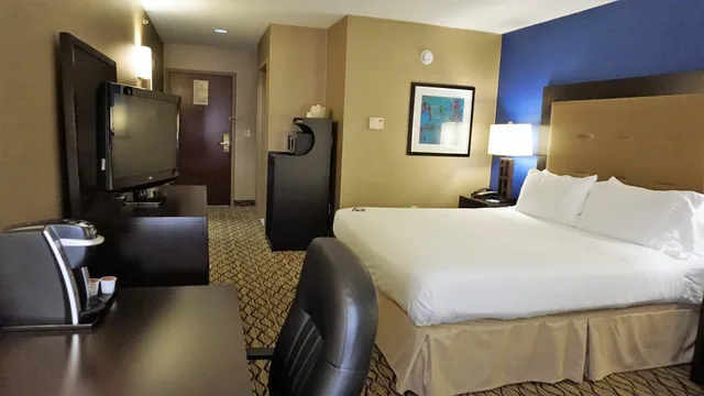 غرفة بسرير كينج، Holiday Inn Express Hotel Suites Gibson 3/6