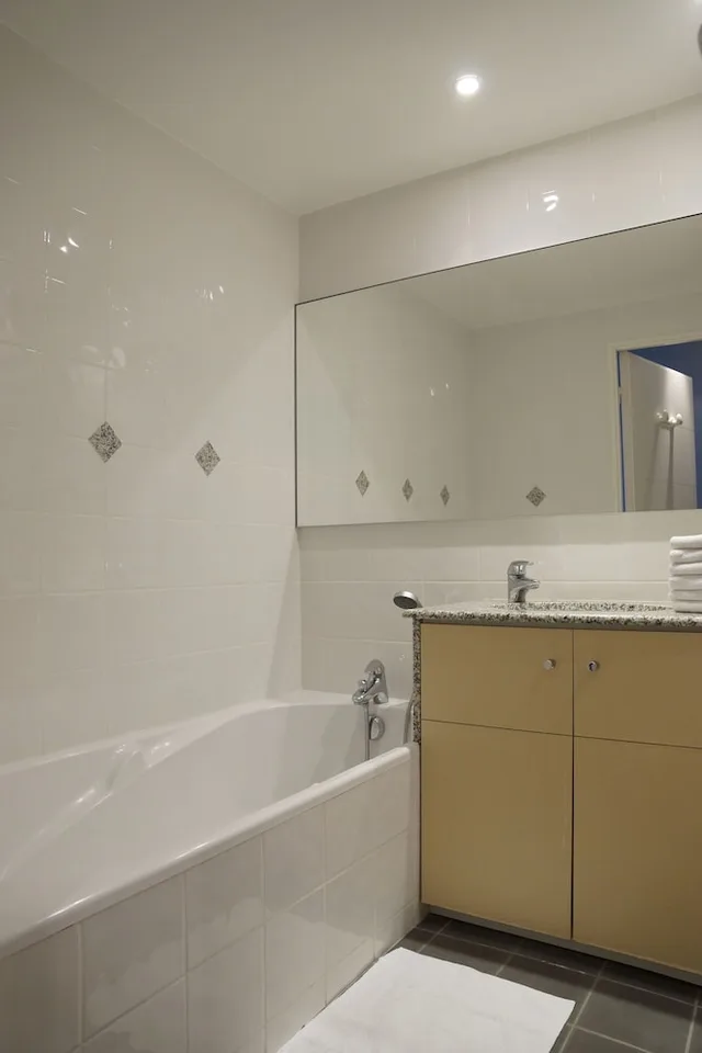 شقة بسريرين منفصلين بغرفة نوم واحدة مع أريكة، RESIDENCE REINE MARINE 4/4