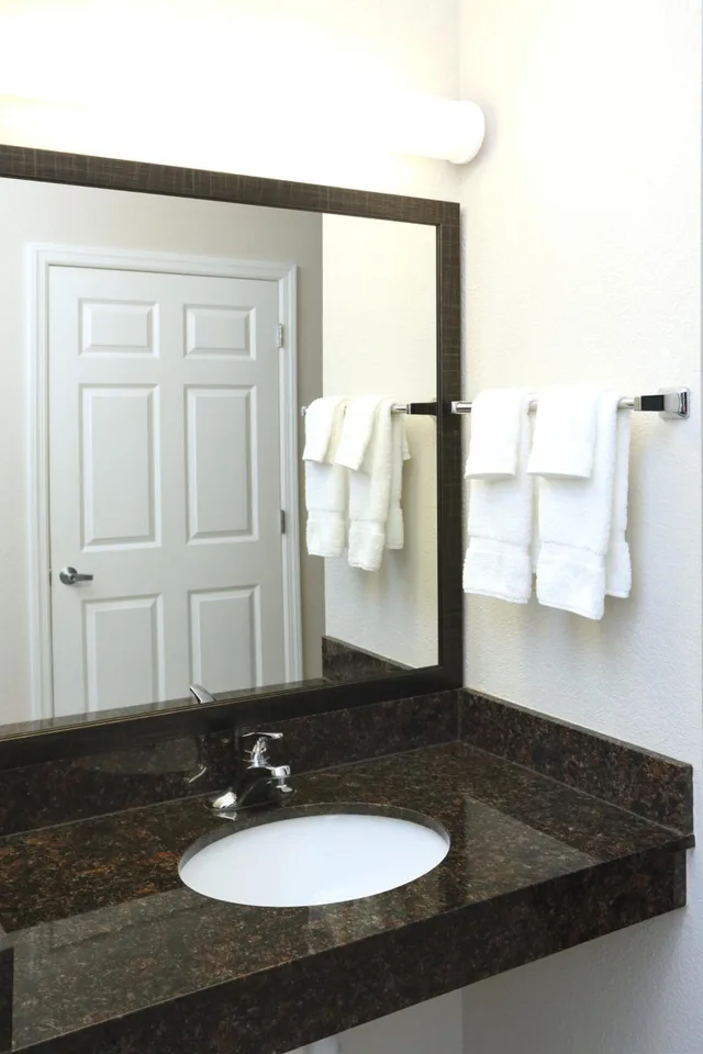 غرفة بسريرين مزدوجين، La Quinta Inn & Suites by Wyndham Norfolk 1/4