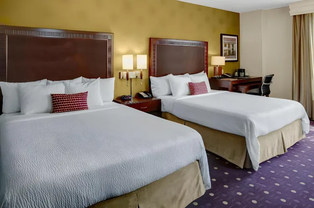 غرفة بسريرين كوين، Courtyard by Marriott Kansas City Country Club Plaza 5/6