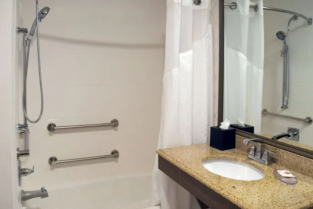 غرفة قياسية بسرير كينج، Comfort Inn and Suites NW Milwaukee 2/8
