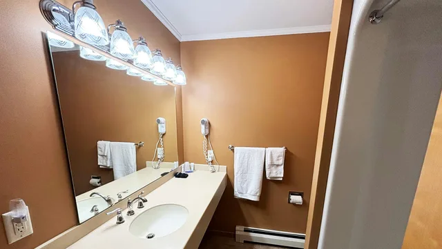 جناح تنفيذي بسرير كينج بحوض جاكوزي، Magnuson Grand Pioneer Inn And Suites 6/6
