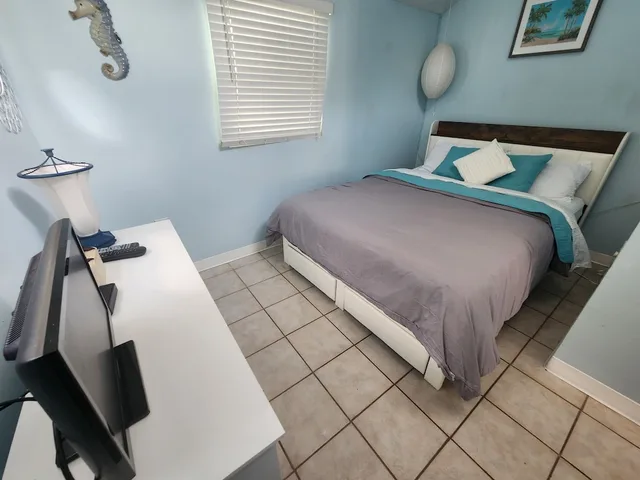 كوخ ديلوكس بسرير كوين بغرفة نوم واحدة مع أريكة، Paradise Cove at Lemon Bay 1/4