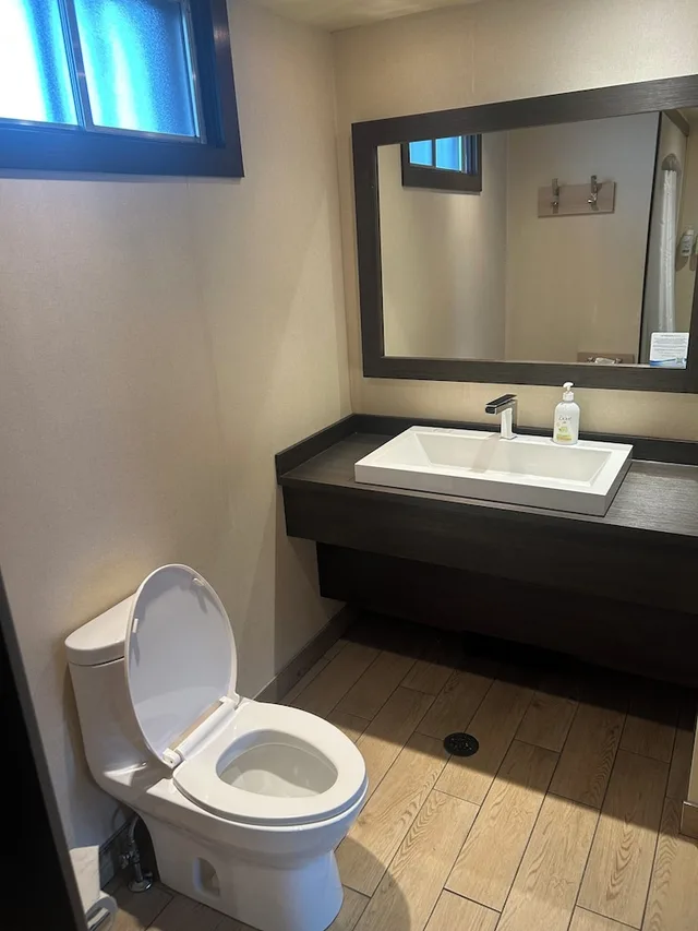 Room, Queen Bed, Building a، Ramada by Wyndham Laval 2/3