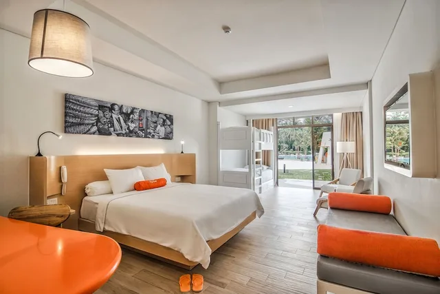 Harris, Queen Bed, Harris Resort Waterfront Batam 1/3