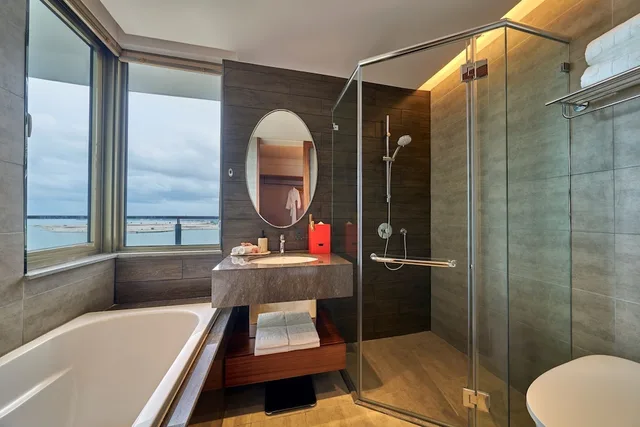 جناح بريميير بسرير كينج وسرير كوين بغرفتي نوم، Birkin International Hotel 3/4