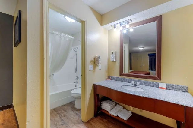 غرفة قياسية بسرير كينج للمدخنين، Econo Lodge Pryor 9/9