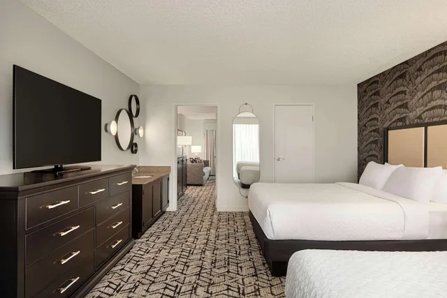 جناح بسريرين كوين بشرفة، Embassy Suites by Hilton Fort Lauderdale 17th Street 1/4