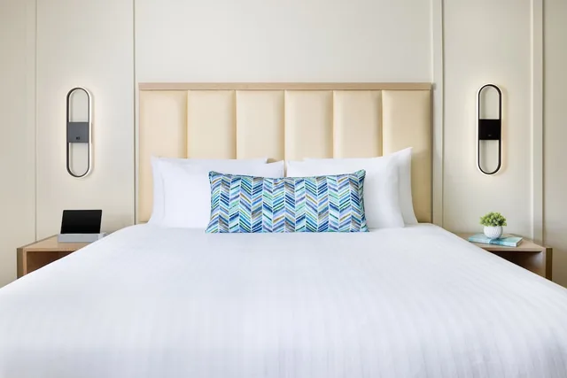 غرفة بريميوم بسرير كينج مع أريكة، The Anza A Calabasas Hotel 3/4