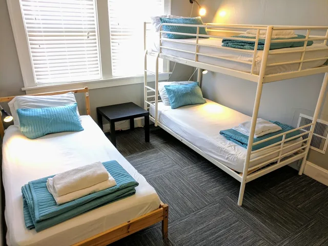 غرفة عائلية ثلاثية بثلاثة أسرّة بحمام مشترك، The Wayfaring Buckeye Hostel 1/4
