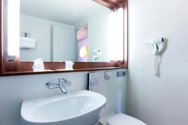 Room, Twin Beds, Campanile Clermont Ferrand Riom 8/10