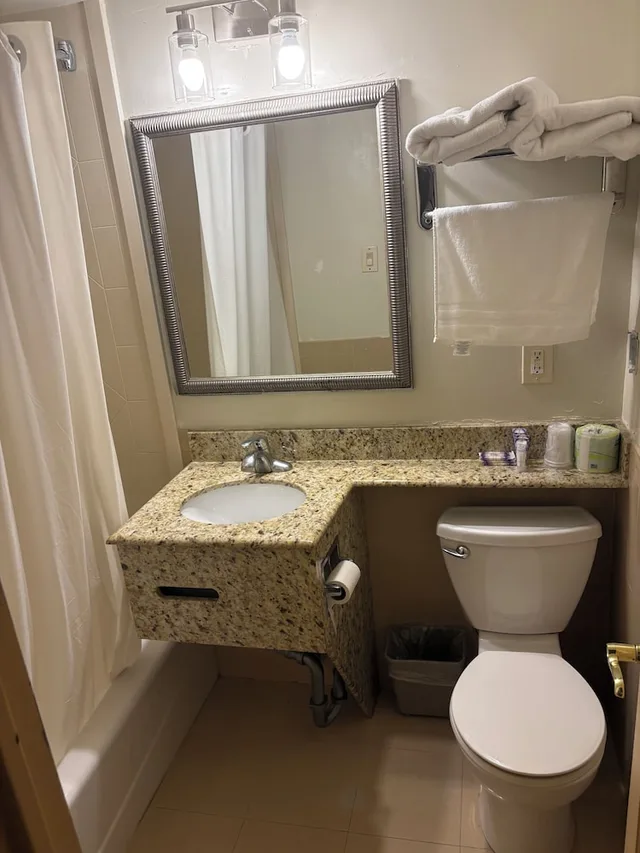 غرفة بسريرين مزدوجين مع أريكة، Airway Inn at LaGuardia 7/7