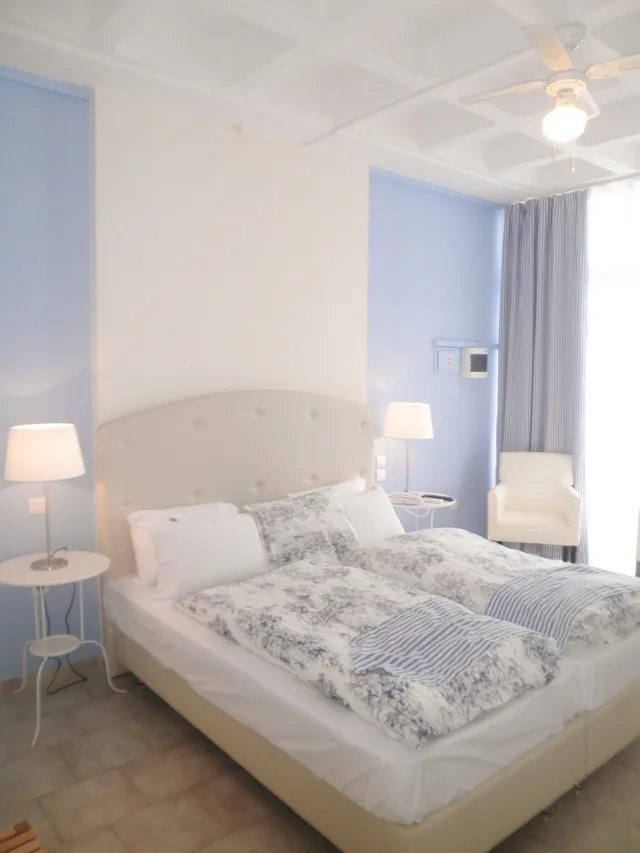استوديو بسريرين منفصلين بإطلالة جزئية على البحر، Seafront Studios &amp; Apartments 1/2